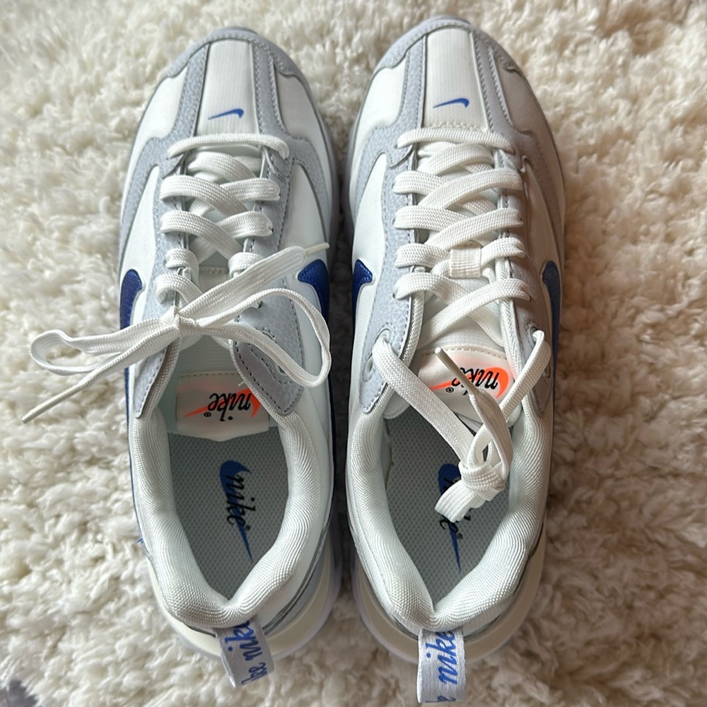 W Air Max Dawn Sneaker
